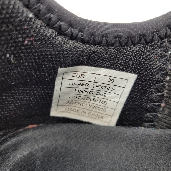 Black Dri-Fit Laced Sneakers with White Soles Sz 8 - Picture 10 of 10